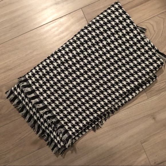 Scarf Assortment (4) - Picture 3 of 5